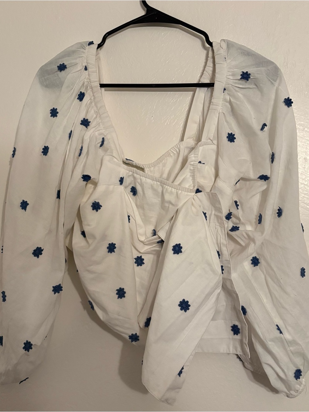FARM RIO White Peasant cropped Blouse with Blue Floral Embroidery